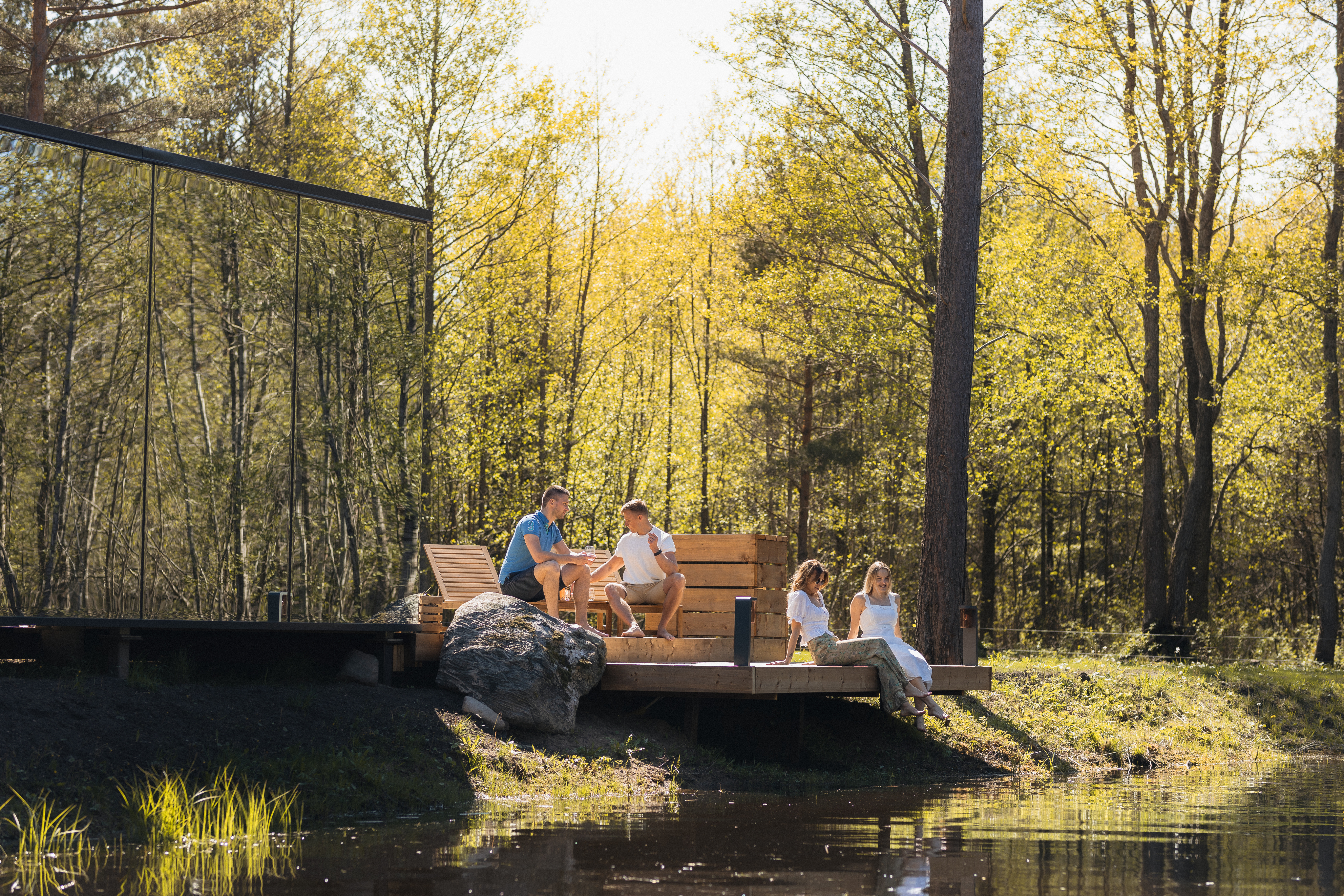 Cadre privilégié Moodl — habitat miroir au bord d'un étang en forêt, lumière dorée