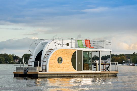 Love Boat — La nuit, posée sur l'eau