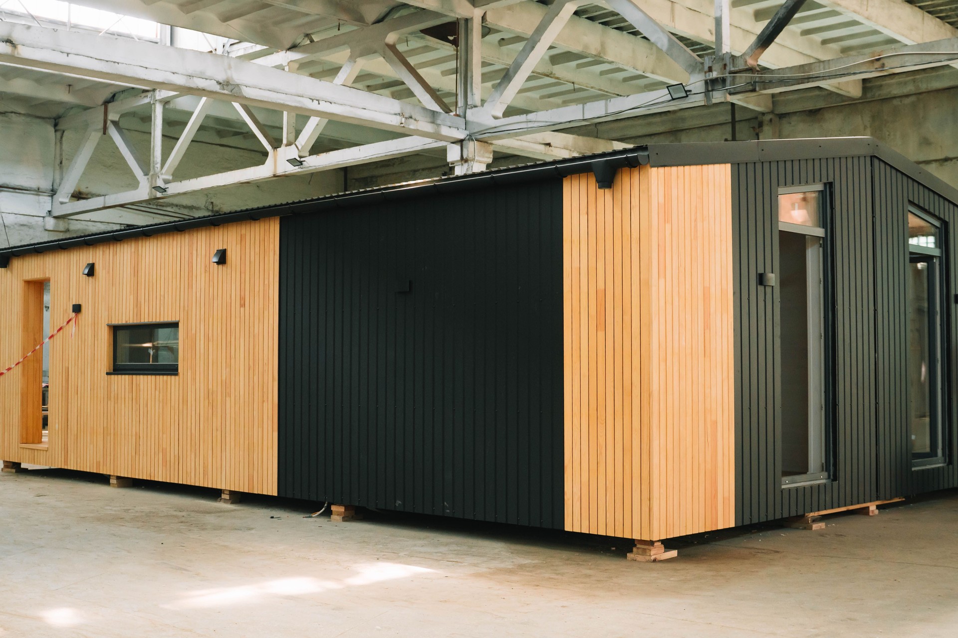 Immeuble modulaire de type ossature sur chantier. Espace mobile respectueux de l’environnement pour la vie et le tourisme