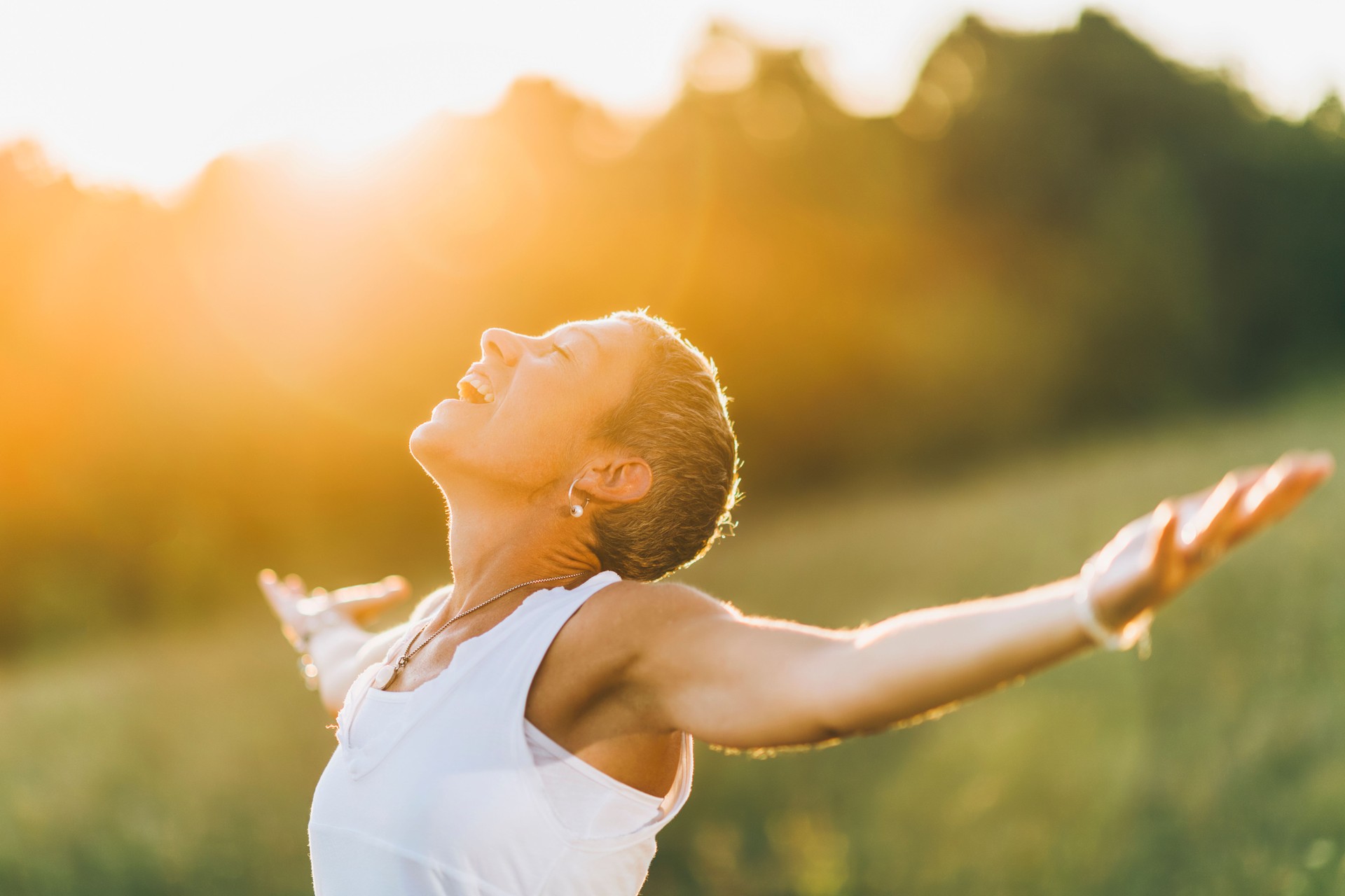 L’illumination, une femme consciente à bras ouverts, nourrissant une énergie spirituelle positive