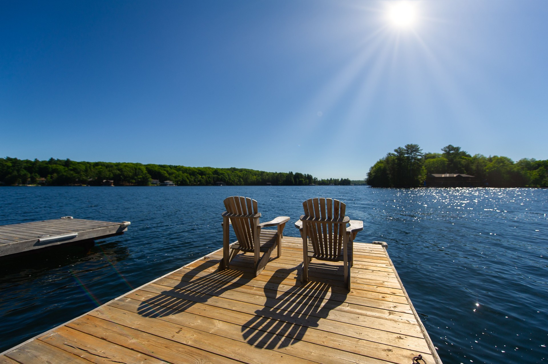 Lever de soleil sur deux chaises Adirondack vides